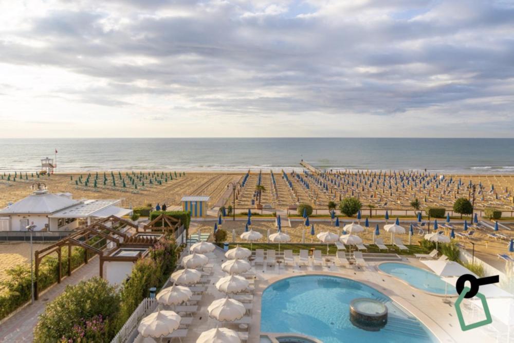 Hotiday Hotel Jesolo Spiaggia Extérieur photo